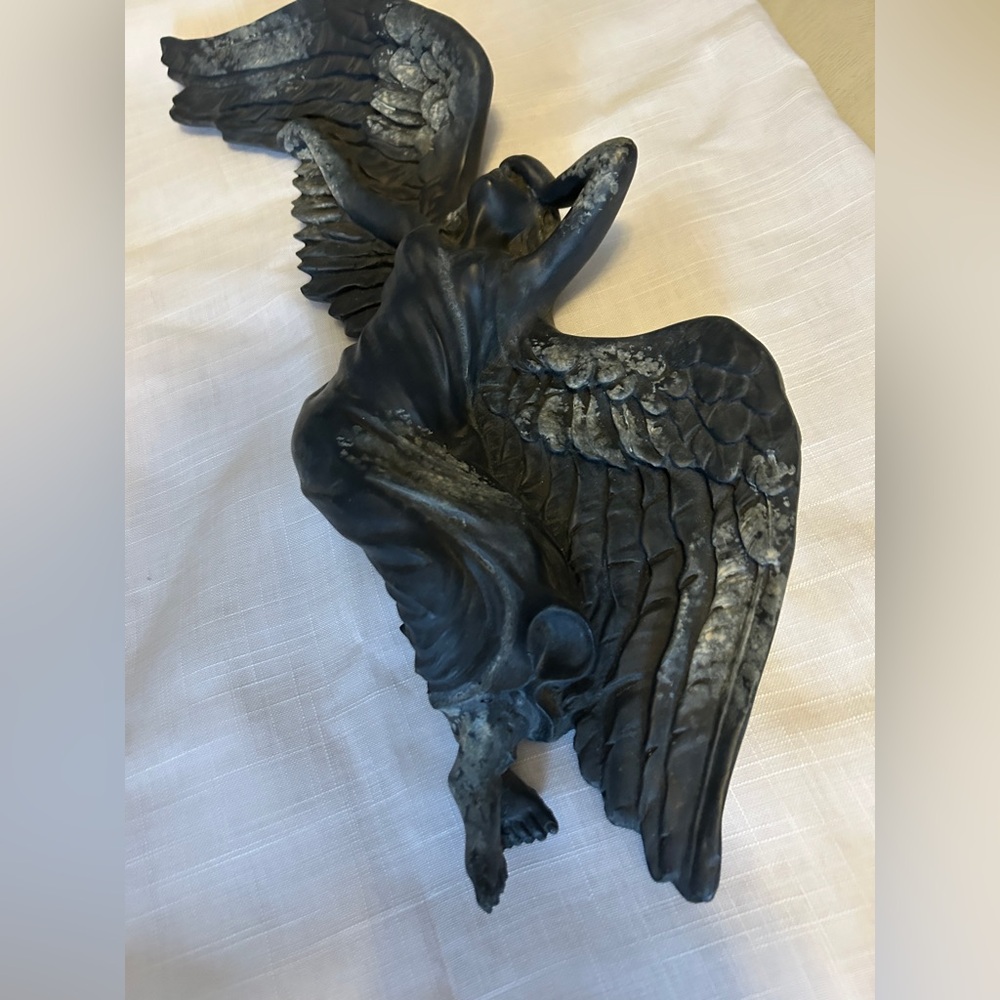 Elegant wall Angel Sculpture - Picture 2 of 10